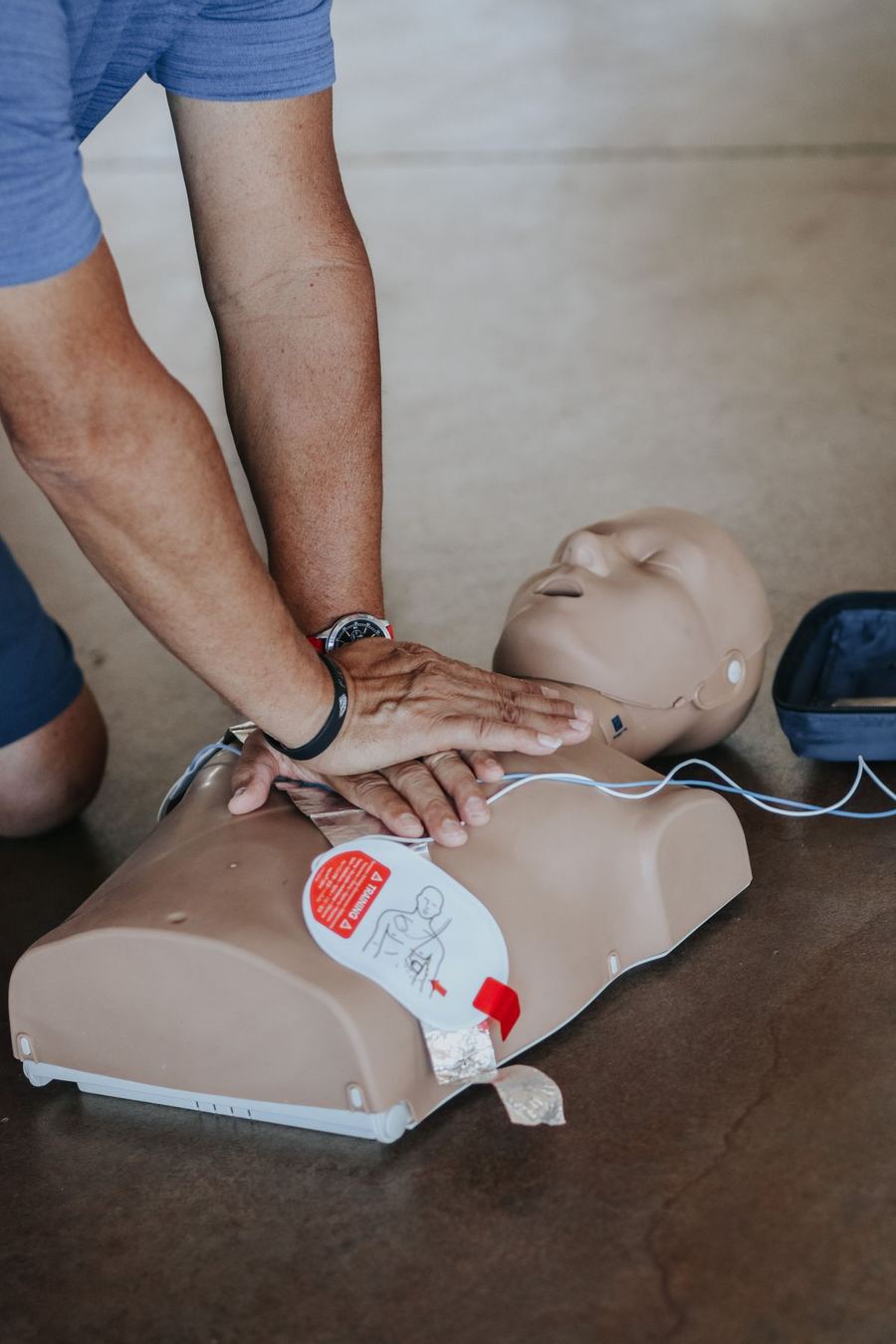 AED- und Reanimationstraining an einer Übungspuppe